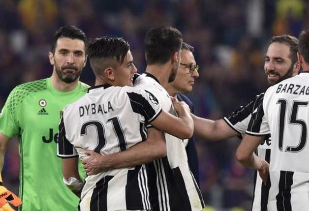<p>Instituto de Cordoba’da gösterdiği performansla İtalya’nın Palermo takımına transfer olan Dybala, burada geçirdiği üç yıl boyunca adından söz ettirmeye başladı. Özellikle topu sürme yeteneği ve vuruş stili onun kısa sürede Messi ile kıyaslanmasına neden oldu. Yeni Messi lakabıyla birlikte ona Arjantin’de ‘mücevher’ yakıştırmaları yapılmaya başlandı. Ve Juventus bu mücevherin ihtişamına kayıtsız kalamadı.</p>

