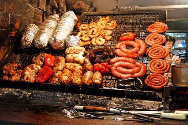 <p>EN SEVDİĞİN YEMEK</p>

<p><strong>Asado. Asado Uruguay’da mangalda yaptığımız bir et. Kıymalı Yumurtalı pide.</strong></p>

