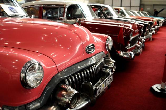İzmir Klasik Otomobilciler Derneği (İZKOD) tarafından İzmir Enternasyonal Fuarı 2 No'lu Hol'de açılan Klasik ve Spor Otomobil sergisine gelen otomobil meraklıları, sergilenen 25 otomobil ile nostalji yaşıyor.