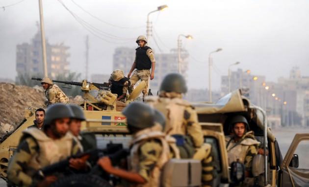 Mısır'da darbe yönetimine bağlı asker ve polisler, Kahire'nin batısındaki Giza Valiliğine bağlı Kirdase kentine geniş çaplı operasyon başlattı. Darbeciler operasyona  Kirdase'de Emniyet Müdür Yardımcısının öldürülmesini gerekçe gösteriyor.