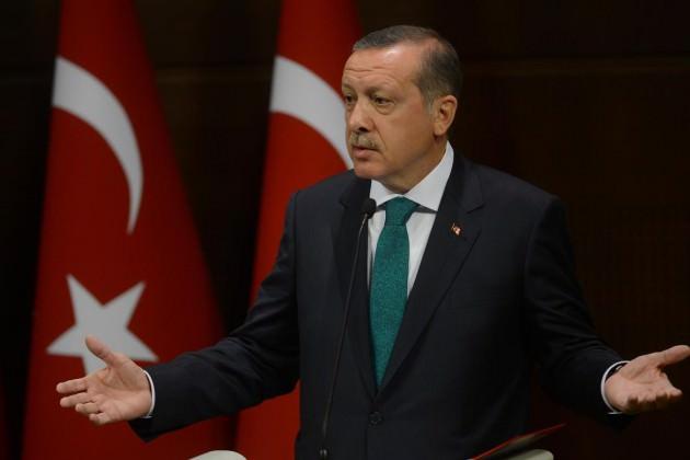 <p>İngiliz yayın kuruluşu BBC, "Erdoğan K&uuml;rt paketini a&ccedil;ıkladı" derken, Alman Die Welt gazetesi, "T&uuml;rkiye kamu kurumlarında baş&ouml;rt&uuml; yasağını kaldırdı" dedi.</p>