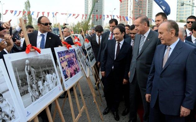 Erdoğan, İETT Spor'da futbol oynadığı yıllarda çekilen fotoğraflarının bulunduğu sergiyi gezdi.