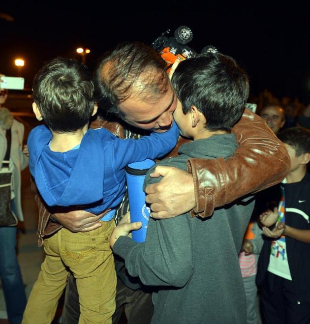 <p><span>Murat Akpınar uçaktan iner inmez oğullarını kucakladı....</span></p>