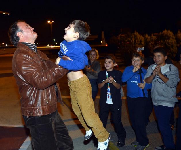 <p>Türk pilot uçaktan ilk indiği anda oğlunu kucakladı ve havaya attı...</p>