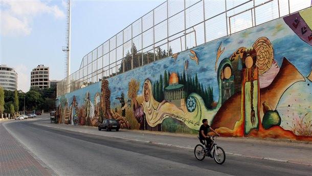 Filistinli 25 ressam, "Atina Grubu" adı verdikleri sanat grubuyla, 130 metre uzunluğunda, 7 metre y&uuml;ksekliğindeki Nablus Stadı'nın duvarı aracılığıyla, 3 bin 500 yıllık Filistin tarihini resimlerle anlatmaya, eski Filistin Devlet Başkanı Yasir Arafat, &uuml;nl&uuml; şair Mahmut Derviş gibi tarihte yaşayan &ouml;nemli şahsiyetleri ve İntifadalar gibi m&uuml;him olayları boyalarla canlandırmaya &ccedil;alışıyor.