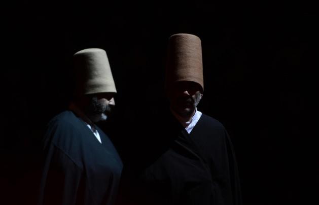 <p>Törende, Ahmet Özhan'ın tasavvuf müziği konserinin ardından, Konya Türk Tasavvuf Müziği Topluluğu üyeleri, sema ayini yaptı.</p>