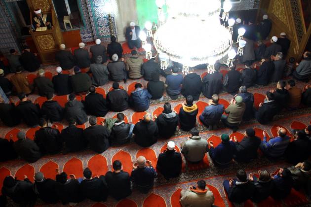 <p>Rahmet peygamberi Hazreti Muhammed'in doğum günü olan Mevlid Kandili dolayısıyla Türkiye'de vatandaşlar camilere akın etti.</p>