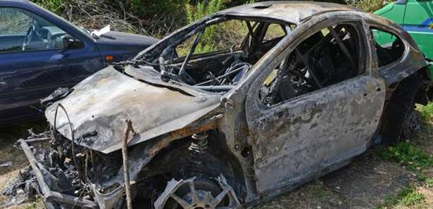 İtalya'da gerçekleştirilen bir ralli büyük bir trajediye sahne oldu. Yoldan çıkan araç yanarak kül oldu. Aracın içinde bulunan 10 yıldır beraber yaşayan nişanlı çift yani pilot ve yardımcısı yanarak feci şekilde can verdi.