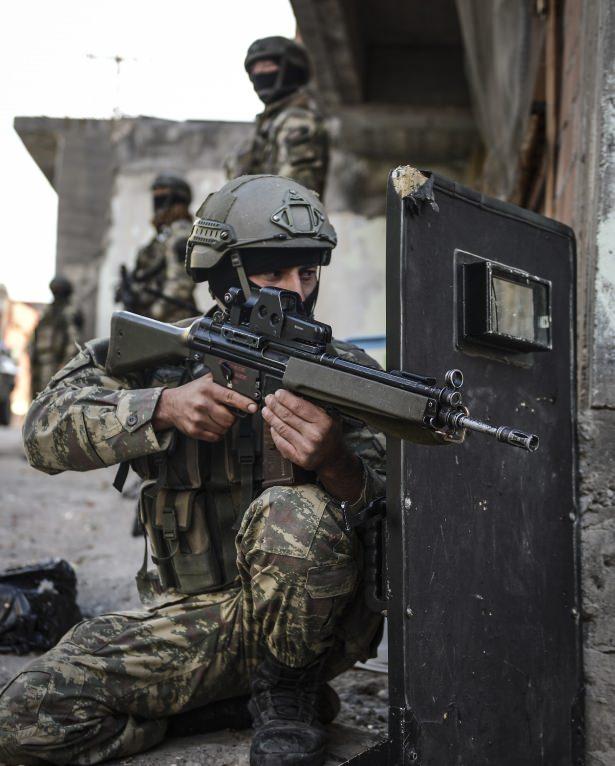 <p><strong><span style="color:#A9A9A9">Jandarma ve polis özel harekat ekiplerince yürütülen operasyonlar, kentin sokağa çıkma yasağı olan ve teröristlerin bulunduğu Tekel, Mescit ve Konak mahallelerinde sürüyor. </span></strong></p>