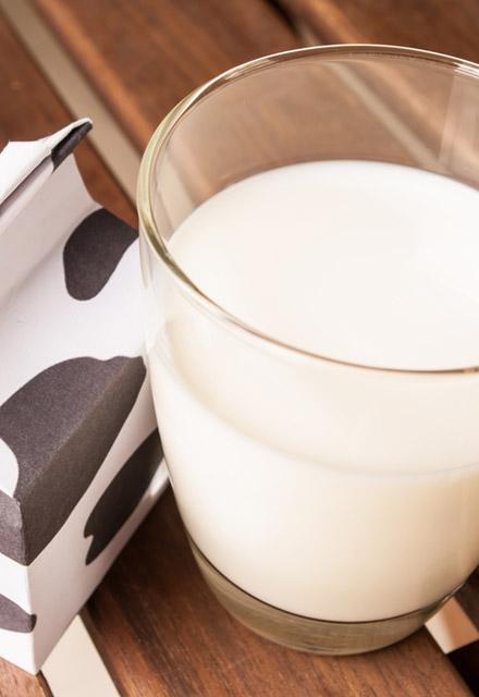 <p><strong>Ne kadar süt içerse o kadar iyi</strong></p>

<p>Bir yaşından büyük çocuklarda günde 500 ml'den fazla süt tüketimi yalnızca beslenme hatasıdır. Aşırı süt tüketimi, demir eksikliği ve kabızlığa sebep olabilir.</p>
