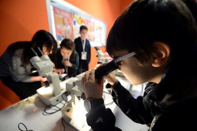 Türkiye'nin en kapsamlı bilim merkezi özelliğini taşıyan, özel tasarım galeileriyle 150 deney düzeneği, beyin mühendisliği, robotik, elektrik, elektronik atölyelerinin yer aldığı bursa bilim ve teknoloji merkezi'nde programlar konulan merkezde, eğlenceli bilim, görselleştirme teknolojileri, mücitler, robotik, elektronik, mineraller ve böcekler, kimya, astronomi, arkeoloji, beyin, yazılım atölyeleri bulunuyor.