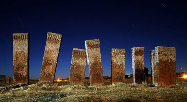 Bitlis'in Ahlat İlçesi'nde, 210 dönüm alana sahip dünyanın en büyük İslam mezarlığı olarak bilinen Selçuklu Meydan Mezarlığı görenleri hayrete düşürüyor. 