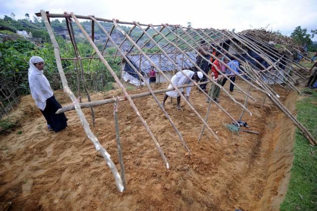 İnan&ccedil;ları nedeniyle &uuml;lkelerinde &ouml;ld&uuml;r&uuml;lme, hapsedilme ve tecav&uuml;z uğrama tehditine mağruz kalan ve kurutuluş ka&ccedil;ak yollarla Bangladaş'e ka&ccedil;makta arayan Arakanlı M&uuml;sl&uuml;manlar, Bangladeş'teki kamplarda yer alan akrabalarının yanına sığınıyorlar