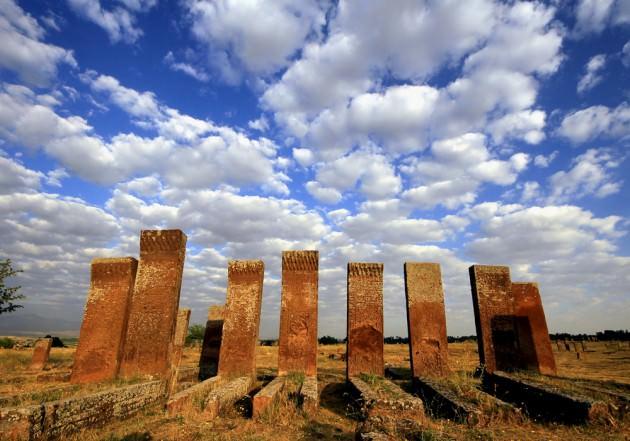 Ahlat Selçuklu Mezarlığı'nda 8000'in üzerinde abideleri arındıran mezar taşları bulunuyor. 