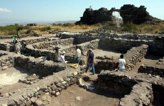 Osman Bey tarafından 1288’de  Bizanslılar’dan fethedilen, 1299’da Osman Bey adına ilk hutbe okunarak Osmanlı Beyliği’nin kurulduğu Karacahisar Kalesi’ndeki kazı çalışmalarında yangın izine rastlanmaması kalenin fethi sırasında yağmalanmadığını ve yakılmadığını kanıtladı.