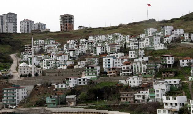 Proje kapsamında ilk olarak Toptepe mahallesinde bulunan 140 bina yeşil-beyaz renklerle boyandı.