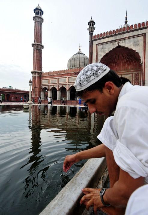 Ramazan'ın ilan edilmesinin ardından M&uuml;sl&uuml;manlar, komşu, dost ve akrabalarını arayarak, hem oru&ccedil; ayının başladığını haber veriyor, hem de Ramazan'ı kutluyor.