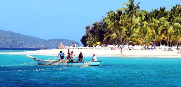   Dominik Cumhuriyeti&rsquo;nin son d&ouml;nemde yıldızı parlayan g&ouml;zde tatil  beldelerinden Samana kenti, ziyaret&ccedil;ilerine palmiye ağa&ccedil;ları altındaki beyaz  renkli kumsalları ve turkuaz rengi denizi gibi doğal g&uuml;zelliklerin yanı sıra,  heyecan dolu tecr&uuml;beler yaşama imkanı sunuyor.    