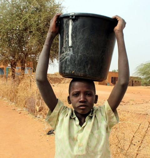 Nijerli &ccedil;ocuklar; toza toprağa bulanmış y&uuml;zleri, eskimekten par&ccedil;alanmış elbiseleri ve ayakkabısızlıktan &ccedil;atlamış ayaklarına rağmen y&uuml;zlerinden g&uuml;l&uuml;msemeyi eksik etmiyor...