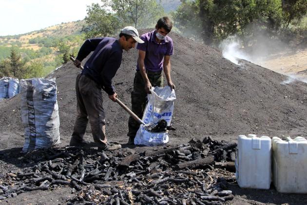 Diyarbakır ve Mardin'den Elazığ'a gelerek mangal k&ouml;m&uuml;r&uuml; yapımında &ccedil;alışan, aralarında kadın ve &ccedil;ocukların da bulunduğu 40 kişilik ekip, ekmek parası kazanmak i&ccedil;in dumanlı bir ortamda zor şartlar altında ter d&ouml;k&uuml;yor.  