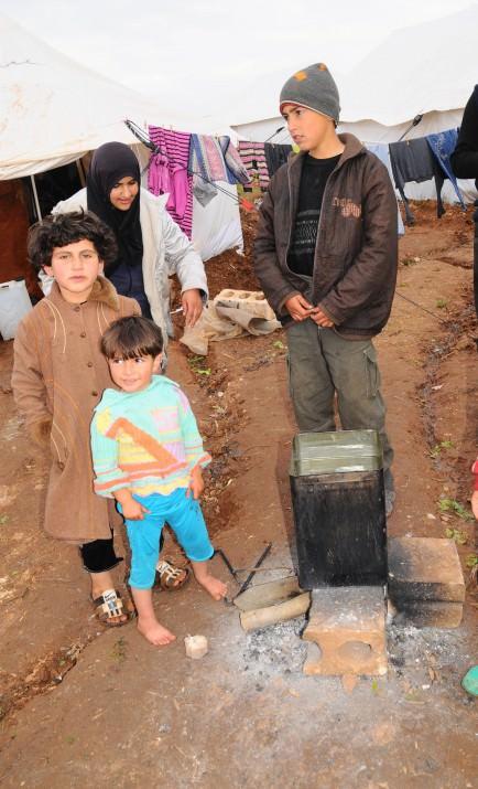   İ&ccedil; savaşta yakınlarını kaybeden, evleri bombalanan Suriyeliler, &ccedil;amurun i&ccedil;ine kurdukları &ccedil;adırlarda d&uuml;nyaya gelen bebeklerini  battaniyelere sararak soğuktan korumaya &ccedil;alışıyor.  &Uuml;zerlerinde montu, ayaklarında ayakkabı ve &ccedil;orabı olmayan &ccedil;ocuklar ise &ccedil;adırların arasında oyun oynayarak zaman ge&ccedil;iriyor.