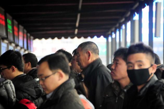 D&uuml;nyanın en kalabalık &uuml;lkesi &Ccedil;in'de bahar bayramı dolayısıyla t&uuml;m &uuml;lkeyi b&uuml;y&uuml;k bir telaş kaplarken, k&ouml;ylerden ve kasabalardan şehir merkezlerine &ccedil;alışmaya gelen y&uuml;z milyonlarca kişi geride bıraktıkları ailelerini ziyaret amacıyla memleketlerine gitmeye başladı.