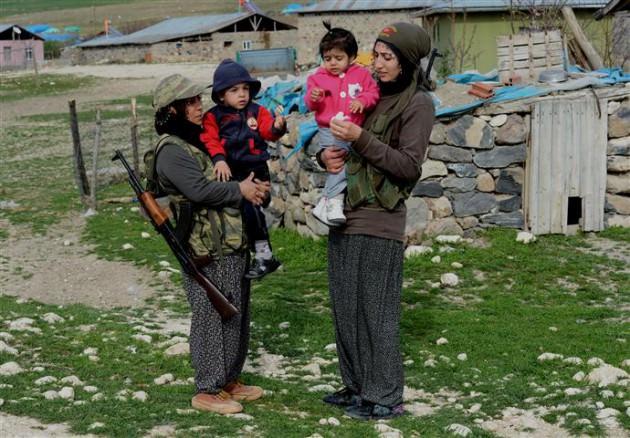 Uzun yıllar ter&ouml;r olaylarının yoğun yaşandığı Tunceli'de 25 kadın, ter&ouml;rle m&uuml;cadelede g&uuml;venlik g&uuml;&ccedil;lerine yardımcı olmak ve k&ouml;ylerini korumak amacıyla ge&ccedil;ici k&ouml;y korucusu olarak g&ouml;rev yapıyor. 
