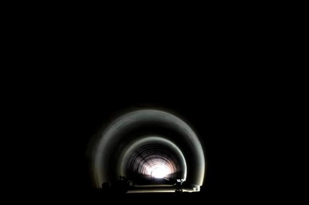 <p>Dik rampaları ve birbiri ardına sıralanan keskin virajları nedeniyle s&uuml;r&uuml;c&uuml;lerin "&ccedil;ileli yol" yakıştırması yaptığı Mersin-Antalya karayolu, zaman zaman karşılıklı y&ouml;nlerden gelen s&uuml;r&uuml;c&uuml;lerin ara&ccedil;larını durdurarak birbirlerine yol vermesini gerektiriyor.</p>