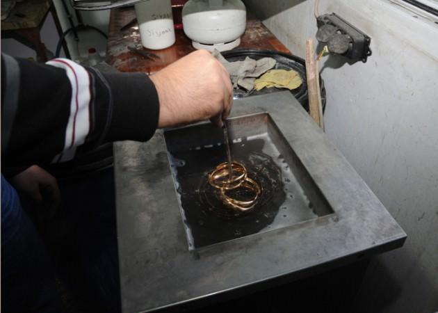 Ustaların molaya bile ellerine yapışan altın   tozlarından arındırılarak çıkmasıyla bir atölyede   ortalama yıllık 1,5 kilogram altın yeniden kazanılıyor.