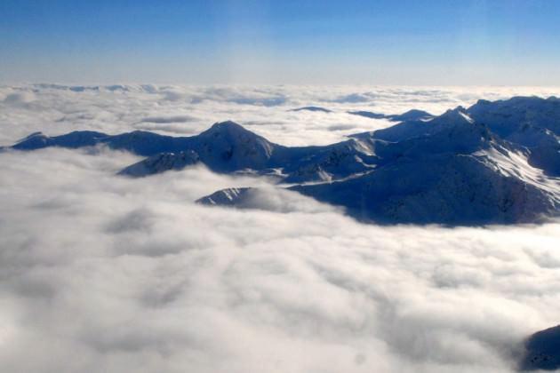 Doğa koruma ve Milli Parklar 12. B&ouml;lge M&uuml;d&uuml;r&uuml; Mustafa Bulut ve AA ekibi de ka&ccedil;karların doğal g&uuml;zelliğini, y&ouml;redeki Heliski faaliyeti yapılan alanları, yaban hayatı  sahalarını ve karla kaplı yaylaları havadan g&ouml;r&uuml;nt&uuml;ledi.