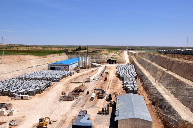 Türkiye en büyük su iletişim tüneli olması planlanana 17 kilometrelik Sürüç tüneli'ndeki kazı çalışmalarında 14 bin 508'inci metreye ulaşıldı.
