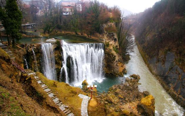 <p>Kış aylarının soğuk geçtiği Bosna Hersek'te nisan ayından itibaren havaların ısınıp doğal güzelliklerin farklı renklerde kendini insanlara sunmasıyla birlikte, ülkenin kış aylarında kar altında kalan doğal güzellikleri de gün yüzüne çıkmaya başladı.</p>