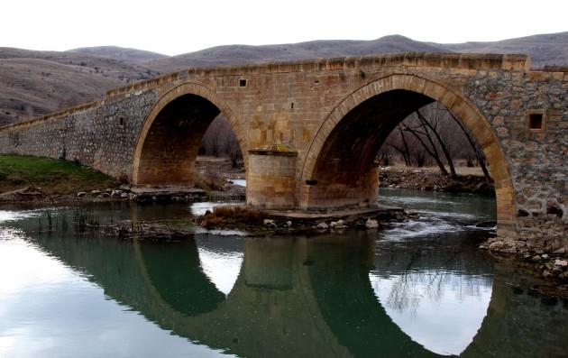 Doğu Karadeniz'nde, Selçuklu ve Osmanlı dönemine ait çok sayıda kemer köprü, yüzyıllardır ulaşımda önemli görev üstleniyor