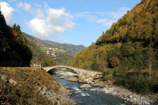 Rize Kültür ve Turizm Müdürü İsmail Hocaoğlu, AA muhabirine yaptığı açıklamada, tarihi taş köprülerin Rize sivil mimarisinin önemli unsurlarından biri olduğunu söyledi.