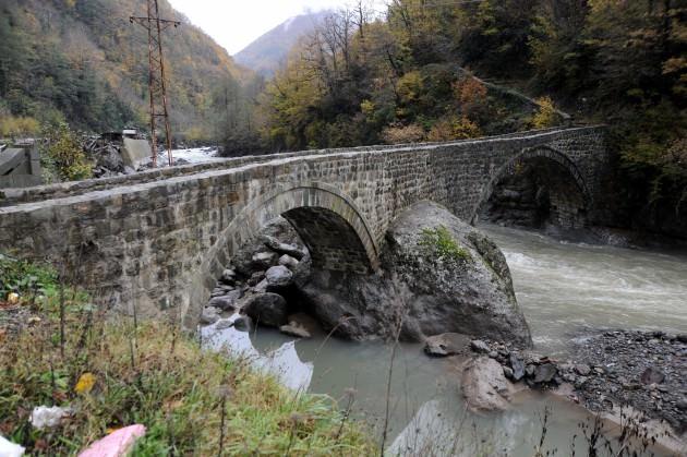 Rize'de en eskisi 1800'lü yıllarda yapılan 94 tarihi kemer köprü bulunduğunu belirten Hocaoğlu, ''Bir asrı aşkın süredir doğanın neden olduğu tüm olumsuzluklara rağmen ayakta kalmayı başaran köprüler, geçmişte sivil mimarideki kaliteyi gözler önüne seriyor'' dedi.