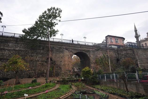 Bayburt'ta, tarihi İpek Yolu üzerinde bulunan Korgan Köprüsü, adeta geçmişle geleceği buluşturma görevi üstleniyor.  İl Kültür ve Turizm Müdürü Bahri Akbulut, Bayburt'un tarihi bir kent olduğunu belirterek, ''Bayburt'un tarihine baktığımız zaman birçok medeniyetin, uygarlığın bu kentte yaşadığını ve onların izlerinin bugüne kadar geldiğini görüyoruz. Tarihi İpek Yolu üzerinde bulunan ve bir kavşak noktası olan Bayburt'ta ulaşımla ilgili birçok köprü mevcut'' dedi.