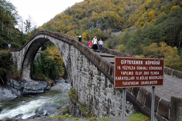 Ortahisar Mahallesi'nin doğusunda bulunan ve ilk kuruluşu Roma dönemine kadar uzandığı bildirilen Tabakhane Köprüsü'nün, bugünkü haliyle Osmanlı yapısı olduğu ve son şekline 19. yüzyılda kavuştuğu biliniyor. Köprü, Zağnospaşa Köprüsü gibi kentin yaya ve araç trafiği açısından önemli bir noktası.  1891 tarihinde Nemlizadeler tarafından yaptırılmış Değirmendere Köprüsü ise Değirmendere Mahallesi'nde bulunuyor. Dört gözlü bir köprü olan Değirmendere Köprüsü'nün batı tarafında bir de tahliye kemeri bulunuyor.