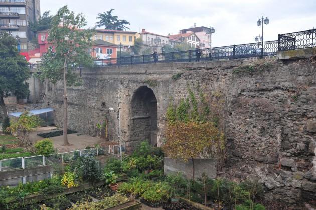 İl genelindeki tescilli tarihi kemer köprü sayısı ise 97. Bu köprülerin bazılarında restorasyon çalışması yürütülüyor.  -Artvin'de 13. yüzyılda yapılan Demirciler Köprüsü hala hizmet veriyor-  Artvin'in Borçka ilçesinde bulunan ve 13. yüzyılda yapıldığı tahmin edilen Demirciler Köprüsü, halen yöre halkına hizmet veriyor. Halk arasında 'Çhala' olarak adlandırılan köprü, Handüzü ve Elmalı mahallelerini birbirine bağlıyor. Tek kemerli, 2.3 metre eninde ve 33 metre uzunluğundaki köprü, 2007-2008 yılları arasında Karayolları Genel Müdürlüğü tarafından onarıldı.