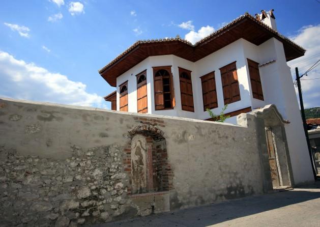<p>Ahşap ve taş yapı sanatı ile birleştirilerek oluşturulan tarihi Ula evleri, restore edilerek turizme kazandırılmaya çalışılıyor. Ağa Han Mimarlık Ödülü'ne layık görülen "Ula Evleri", geleneksel sivil mimarinin güzel örneklerini bünyesinde barındırıyor.</p>