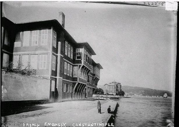 <p>İstanbul'a ilişkin karelerle birlikte; Çanakkale saldırısı öncesinde düşman kuvvetlerinin Limni Adası'ndaki yığınakları, Suriye cephesindeki Cemal Paşa ve Alman komutanların fotoğrafları dikkat çekiyor.</p>
<p> </p>