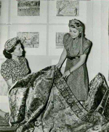 <p>Cumhuriyet'in ilk yıllarında dokuma halıları inceleyen kadınlar<br />
 </p>
