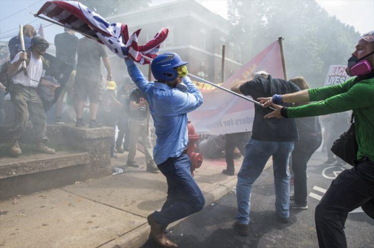 <p>Charlottesville şehrinde Konfederasyon ordusunun komutanına ait heykelin kaldırılması planı üzerine, ırkçı grupların başlattığı protesto gösterilerinde kavga çıktı.</p>
