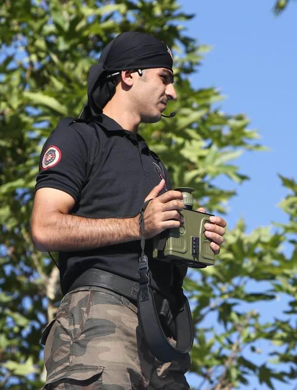 <p>Erdoğan'ın konuşma yapacağı alanda g&ouml;revli Başbakanlık &ouml;zel harekat ekibi de şu an d&uuml;nyada sadece ABD, Rusya, İsrail de kullanılan "Antioptik Sniper" d&uuml;rb&uuml;nle alanda g&uuml;venlik &ouml;nlemlerine katıldı.</p>
