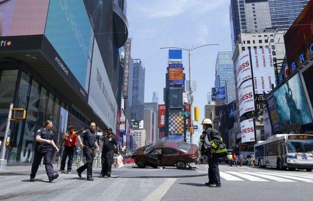 <p>New York'ta bulunan Times Meydanı'nda bir aracın yayaların üzerine sürmesi üzerine en az 10 kişi yaralandı.</p>
