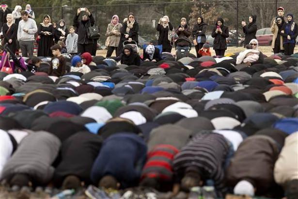 <p>Kurbanların cenazeleri tekbirler eşliğinde cenaze namazı i&ccedil;in Method Road Futbol Kompleksi'nin sahasına taşındı.</p>

<p>&nbsp;</p>
