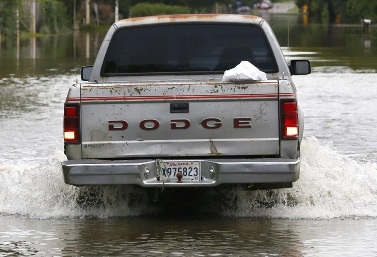 <p>40 bin kişinin evi su altında kaldığı i&ccedil;in başka yerlere g&ouml;&ccedil; etmek zorunda kaldı.&nbsp;</p>
