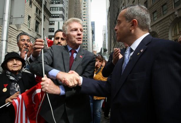 <p>Wall Street'teki Bowling Green Park'ta düzenlenen törene, Türkiye'nin New York Başkonsolosu Ertan Yalçın ile birlikte ABD'deki Türk toplumundan temsilciler katıldı</p>
