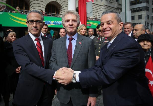 <p>Törende Türk bayrağını göndere, uzun yıllar Türkiye'nin uluslararası arenadaki imajına zarar veren "Midnight Express (Geceyarısı Ekspresi)" filmine ilham kaynağı olan ve ismini veren kitabın yazarı Billy Hayes çekti.</p>
