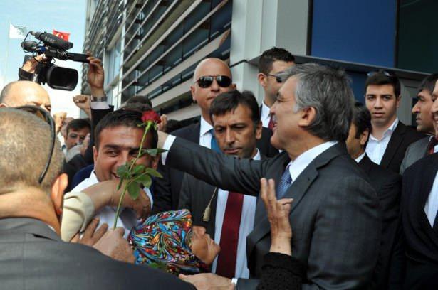 <p>11. Cumhurbaşkanı Abdullah Gül, görev süresinin tamamlanmasının ardından ilk kez memleketi Kayseri'ye geldi. Ellerinde bayraklar ve güllerle Abdullah Gül'ü havaalanında karşılamaya gelen vatandaşlar, sloganlar atıp pankart açarak, sevgi gösterisinde bulundu.</p>
