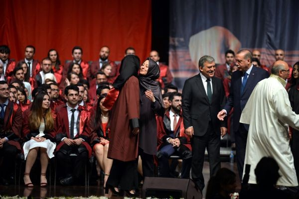 <p>Hayrunnisa Gül de Ayşe Zehra Karadere'ye sarılıp tebrik etti.</p>
<p> </p>